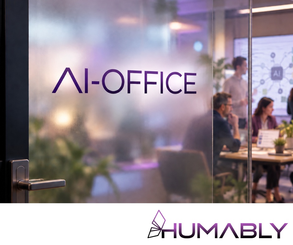 Bürotür aus Glas mit der Aufschrift 'AI-OFFICE' in violetten Buchstaben. Im Hintergrund ist ein Meeting-Raum mit mehreren Personen zu sehen. Unten rechts das Logo von 'HUMABLY'.